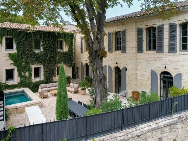 Superbe propriété de 281 m² avec jardin et bassin dans le centre d'Uzès