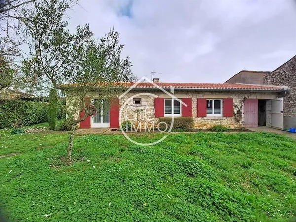 St Quentin de Caplong: Maison de plein pied de 92m² au calme avec garage