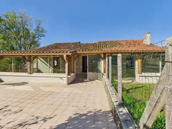 Charmante maison de 3 chambres avec dépendances - Pleine de caractère et de potentiel