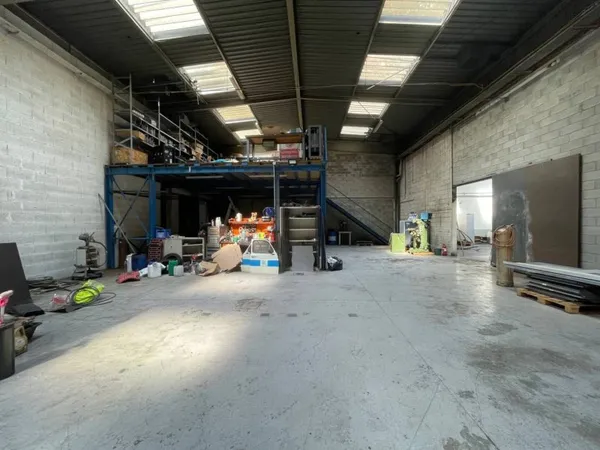 Local d'activité 590 m²