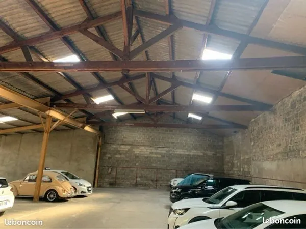 Ensemble immobilier avec appartements, parking 30 places, hangar et jardin - quartier résidentiel pr