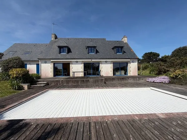 Élégante propriété familiale avec piscine chauffée, à proxim