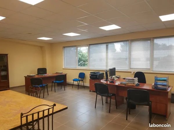 À louer ou à vendre - Ensemble immobilier professionnel avec entrepôts et bureaux