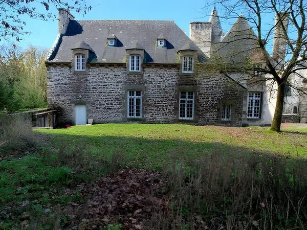 DINAN : Un bout de patrimoine pour cette habitation cosy, 3chbres, terrasse et jardinet à usage priv