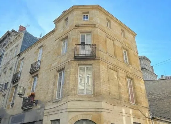 BORDEAUX- RUE SAINTE CATHERINE- IMMEUBLE MIXTE 6 LOTS 480M² LIBRE + PROJET DE CONSTRUCTION POSSIBLE 