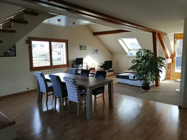 Appartement avec une terrasse, un jardin et un garage à Bonnetage