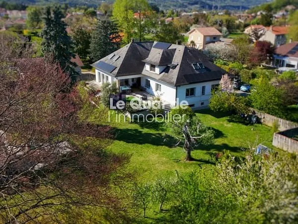 EXCLUSIVITÉ - Grande propriété avec piscine et vue dégagé