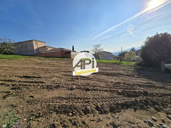Terrain 679 m²