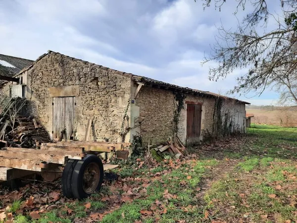Ancien chai à réhabiliter sur terrain arboré de 6100 m2