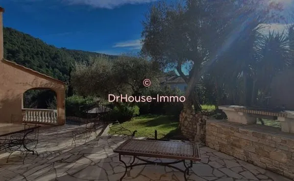 Magnifique Maison de Charme de 5 pièces avec piscine, garage et terrasses à Solliès-Toucas
