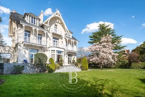 Propriété 11 pièces 425 m²