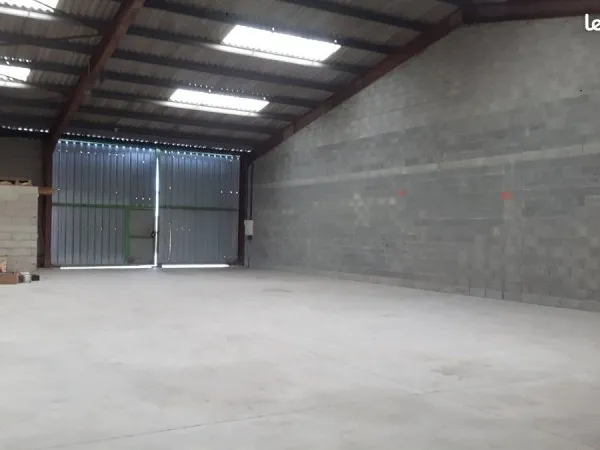 Entrepôt à louer d'environ 360 m²
