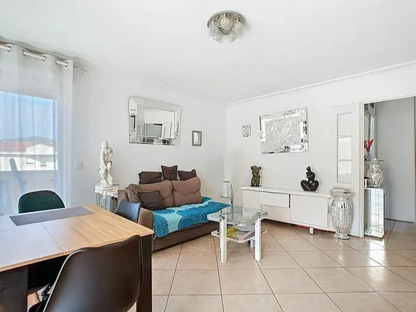 Proche plage et commerces, 2 pièces de 45m² en dernier étage, avec grande terrasse, GARAGE ET CAVE