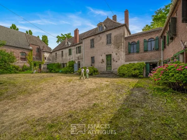 Havre de verdure dans un ancien monastère en ville