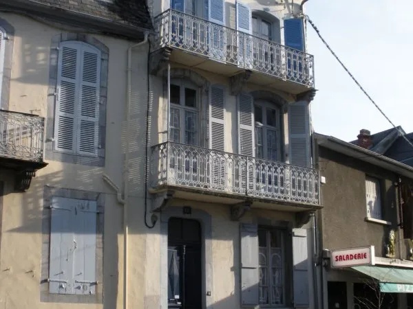 Centre-ville de Bagnères de Bigorre, immeuble avec apparteme