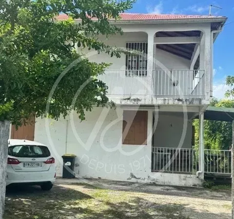 À vendre : Villa T6 dans un quartier calme à Baie-Mahault 299 000 €