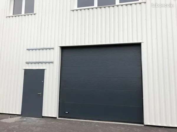 Local d'activité 190 m² refait à neuf - Bureaux + Stockage - Proche Nancy A33 - Parking privé