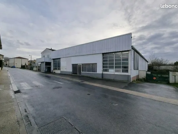 LOCAL COMMERCIAL 700 m² SAINT-HILAIRE-LA-PALUD