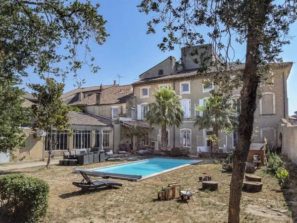 Maison de maître rénovée au coeur d'un village provençal - volumes et élégance intemporelle