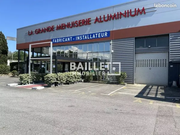 Local commercial 775 m² Fréjus
