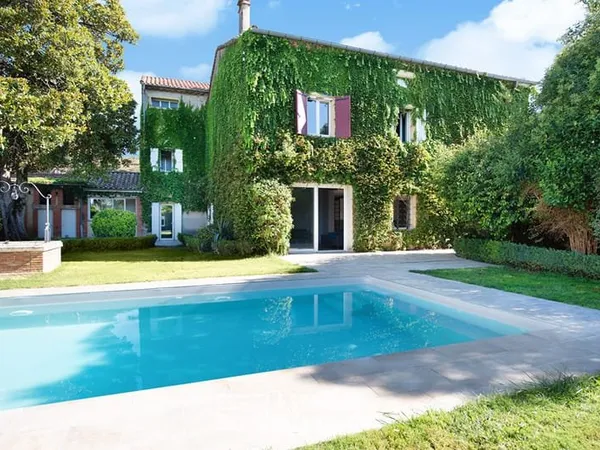 Grande maison de notable avec piscine et dépendance