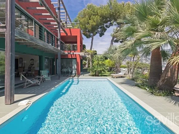 Villa contemporaine avec piscine face à la mer