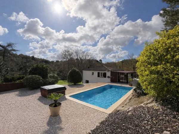 Maison 141 m² avec véranda chauffée piscine studio indépendant et grand terrain sans vis à vis secte