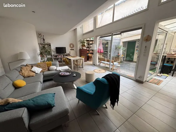 Appartement avec patio et garage en plein coeur du centre-ville, à proximité de la Mairie