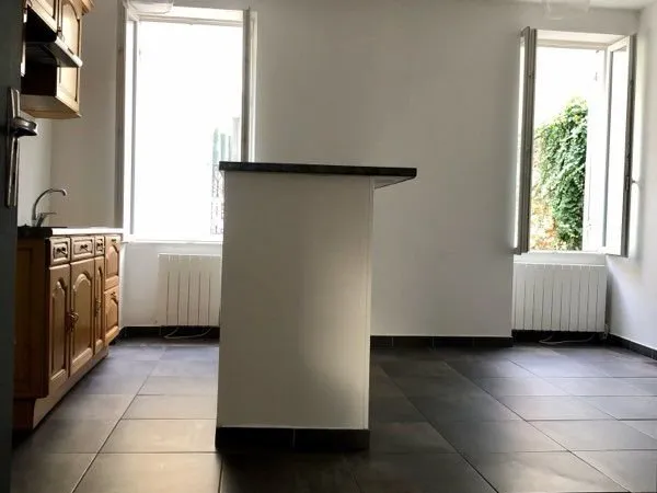 Appartement de 3 pièces lumineux en plein centre ville situé entre la gare et l'hôpital, à deux pas 