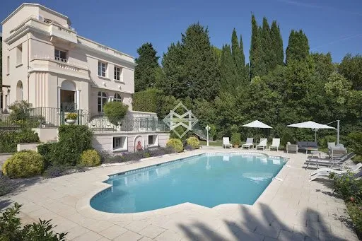 Maison 8 pièces 280 m²