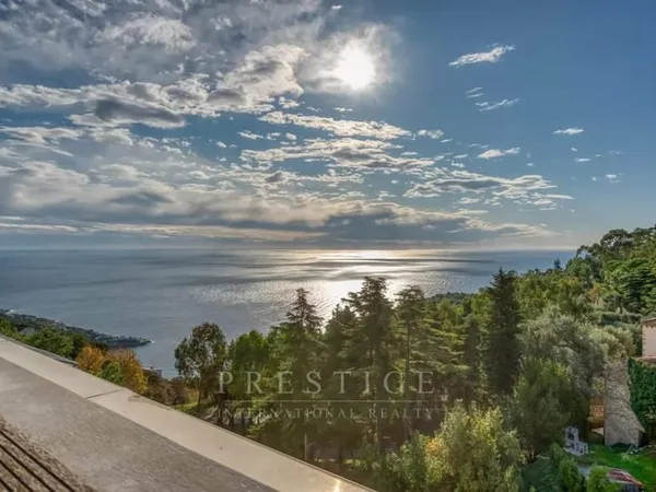 Eze, 2 pieces vue mer avec solarium sur le toit, cave, parking possible