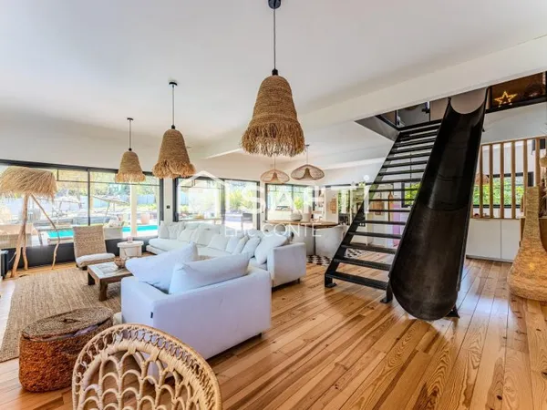 Maison d'exception avec piscine et prestations haut de gamme.
