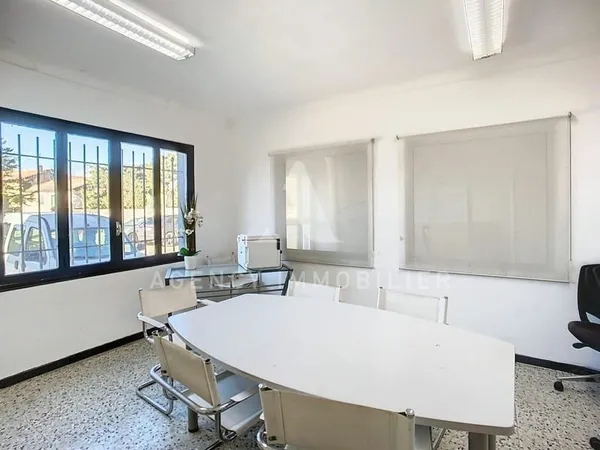 BUREAU À CABANNES AVEC PARKING
