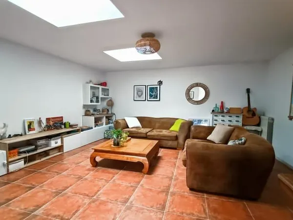 Maison T5 de 185m² avec terrasse, dépendance et charme de l'ancien