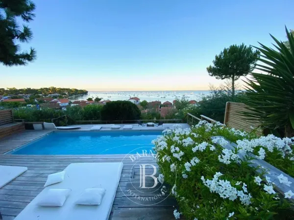 VILLA « BIANCA » AVEC PISCINE CHAUFFÉE ET VUE SUR LE BASSIN SITU
