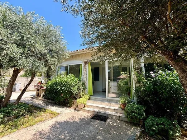 Maison À Vendre plain pied, 2 chambres, véranda