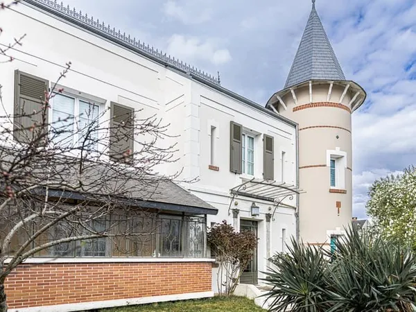 Maison familiale avec piscine et jardin arboré de 1257 m2