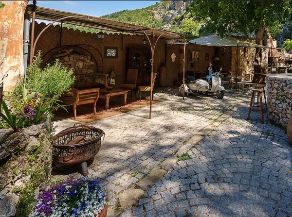 Vends maison de village à Moustier Sainte Marie (04)
