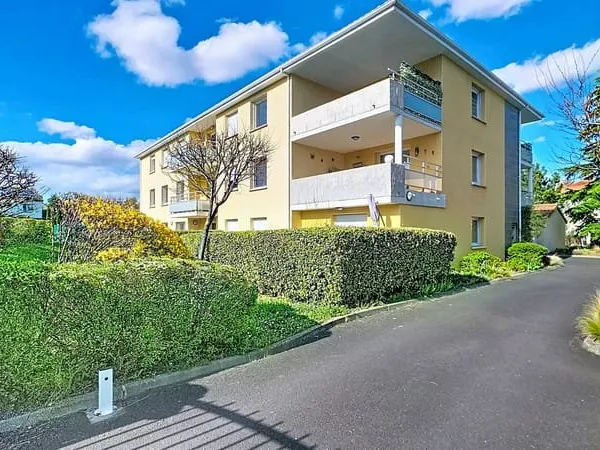 PERIGNAT-LES-SARLIEVE - Investisseurs, T3 dernier étage avec balcons 20 m2 et garage fermé dans rési