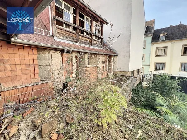 IMMEUBLE À RÉNOVER AVEC TERRAIN CONSTRUCTIBLE - IDÉAL INVESTISSEURS AU COEUR DE BISCHHEIM !