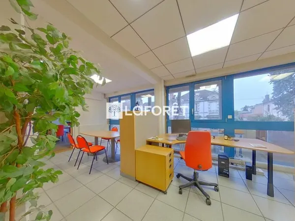 Bureaux à Bourg En Bresse de 283 m2 en ville