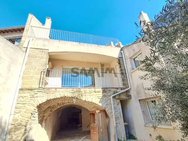 A VENDRE - VASTE MAISON DE VILLAGE AVEC COUR ET TERRASSE - A