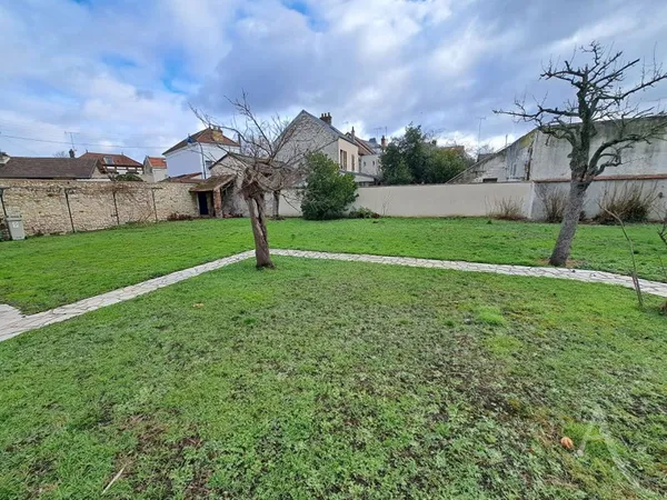 Rare, terrain constructible de 402m² proche gare et centre ville à Mantes-la-Jolie