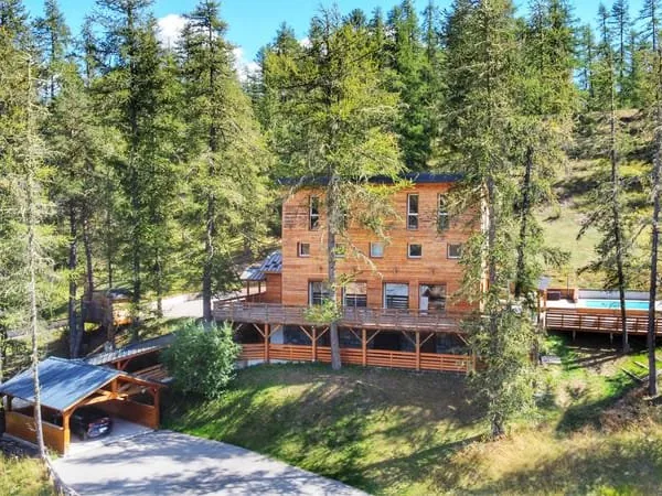 Chalet 385 m2 sur 2700 du terrain avec une piscine et jacuzz