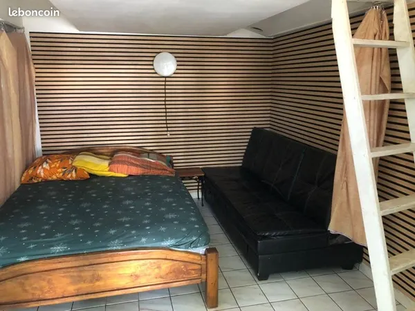 Loue ce studio meublé de 28m² 1200 situé au rez-de-chaussée d'un immeuble de 2 étages à Saint-Paul.h