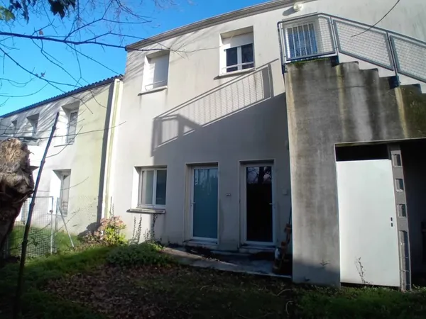 A Louer local de  40m² à BESSINES