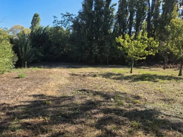 Terrain 744 m² SENAS
