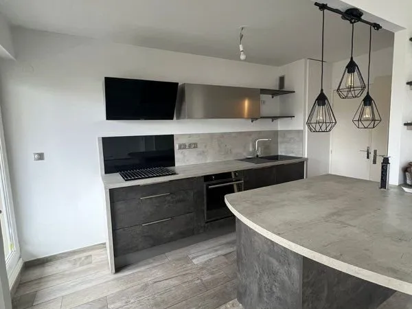 Appartement F2 lumineux et rénové avec balcon - Idéalement situé à Metz Devant-les-Ponts