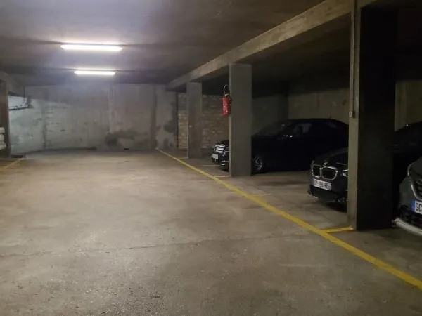 Beau PARKING , PARIS 15e