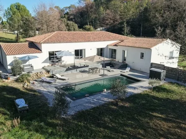 Villa plain pied de 193m2 + piscine sur 2.5 hectares de terrain, sans vis-à-vis.